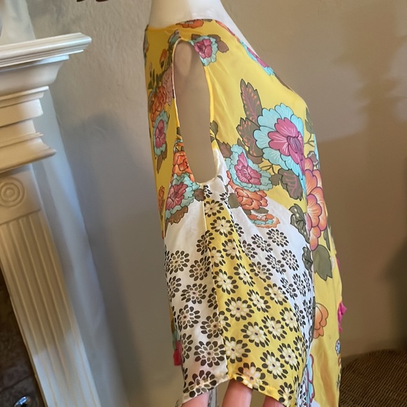 Ivy Jane - poncho with fringe and cold shoulders; one size - Picture 4 of 6